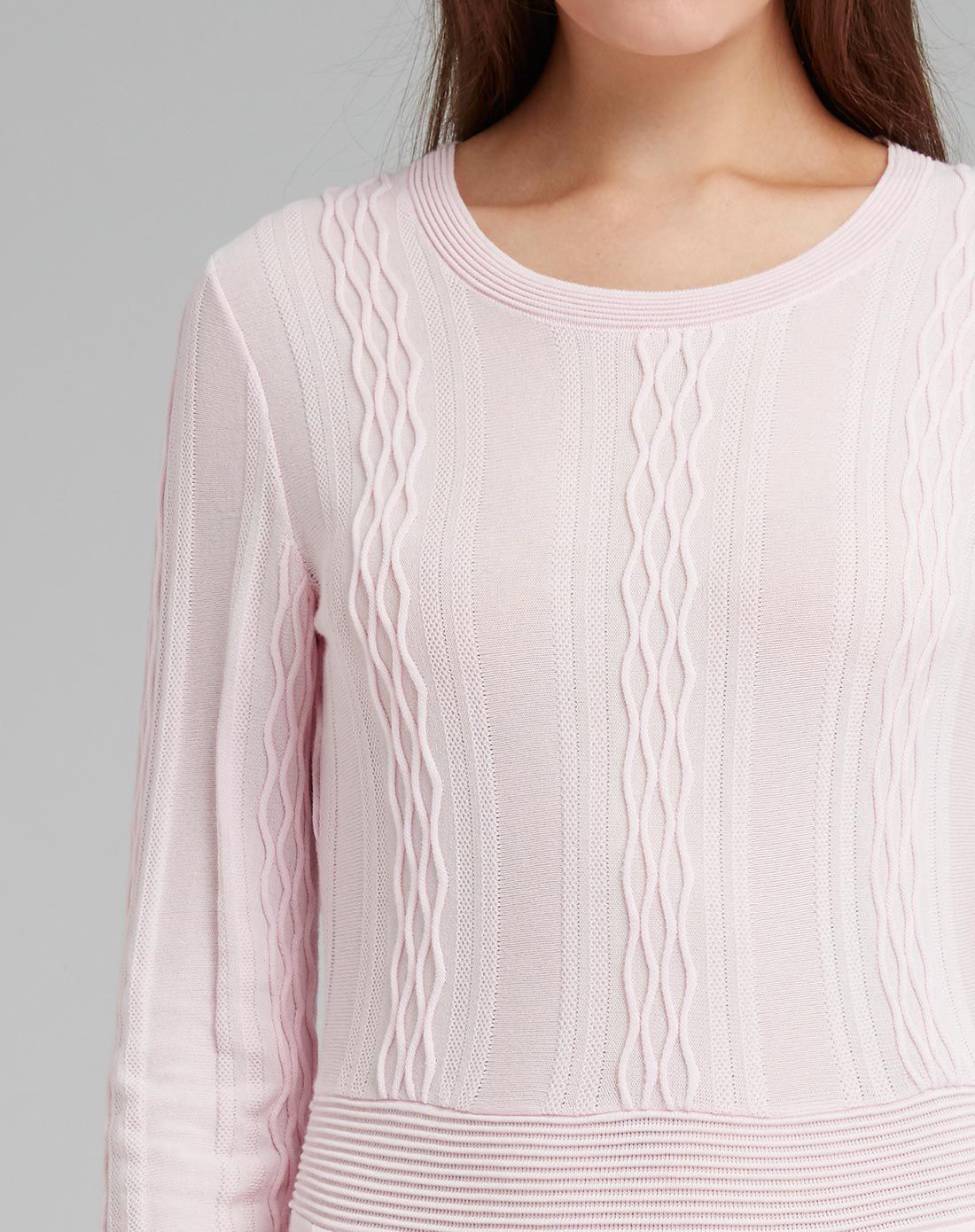 浅玫瑰色修身圆领针织连衣裙