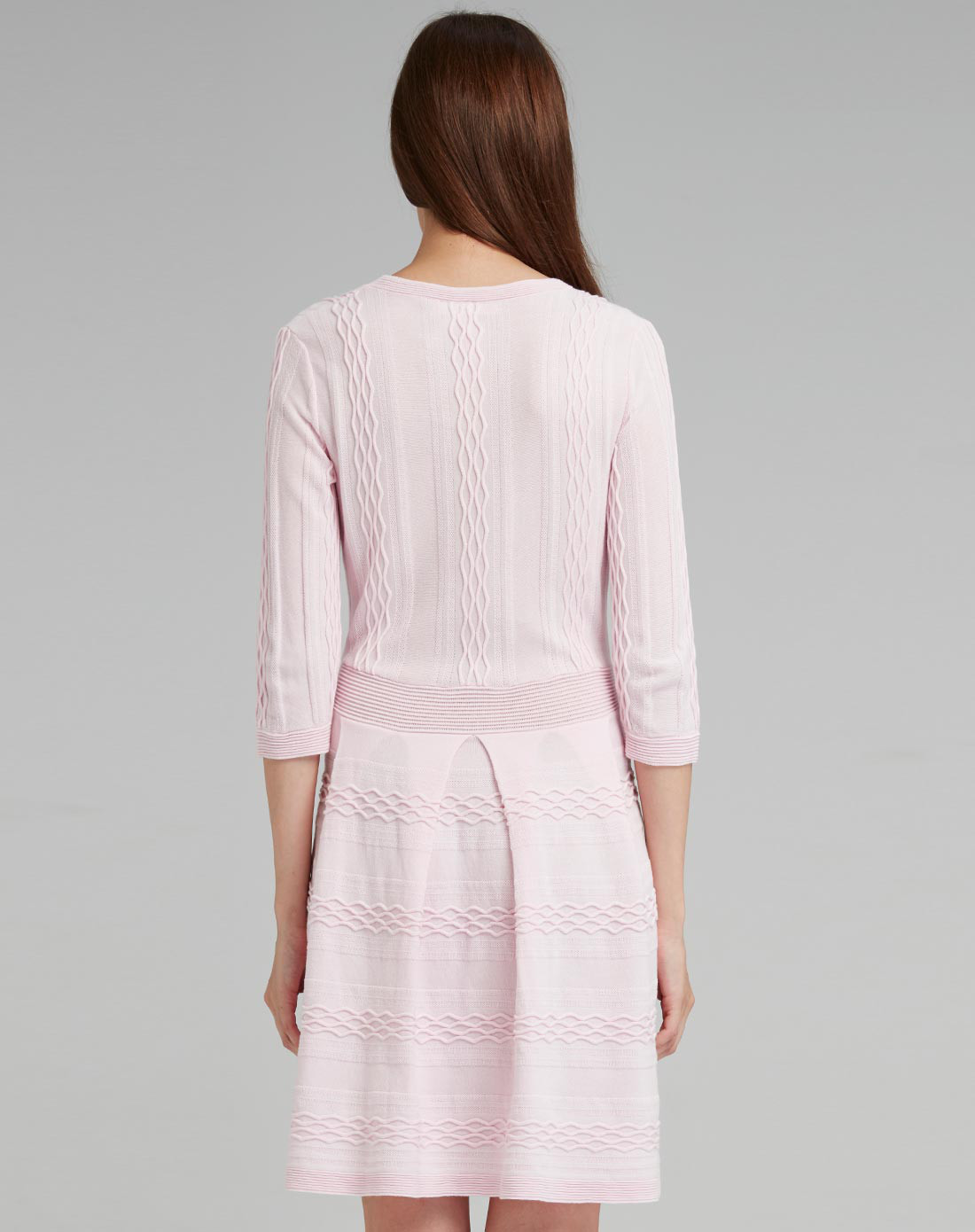 浅玫瑰色修身圆领针织连衣裙