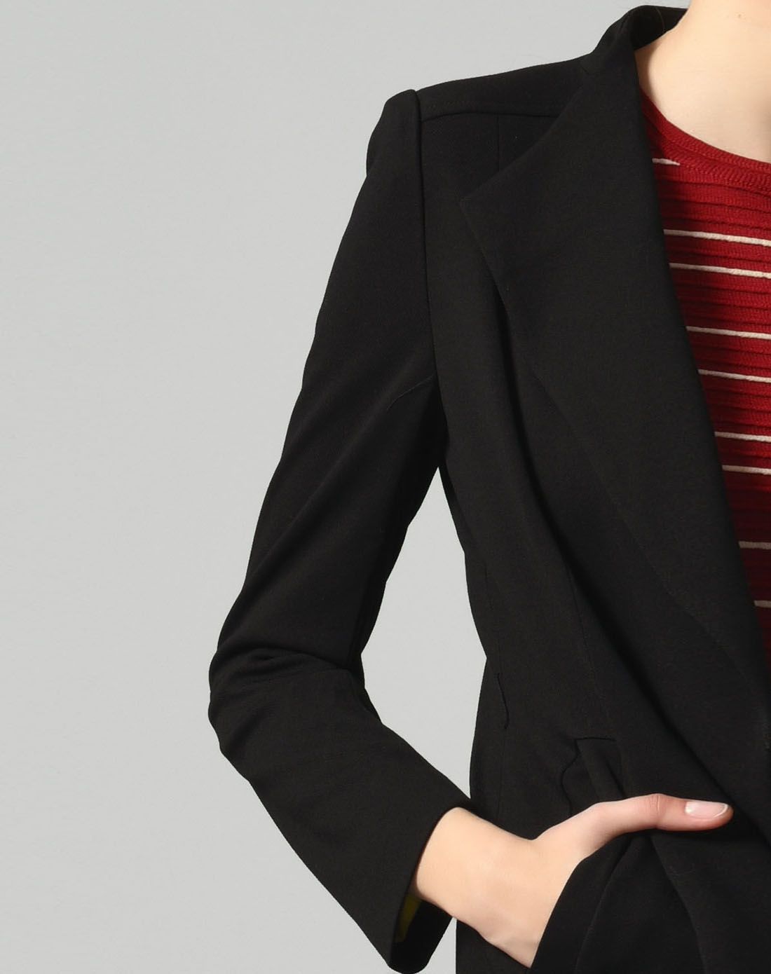 黑色燕子领中长款长袖外套