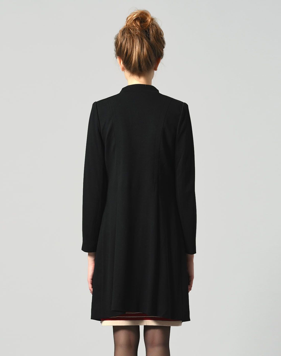 黑色燕子领中长款长袖外套