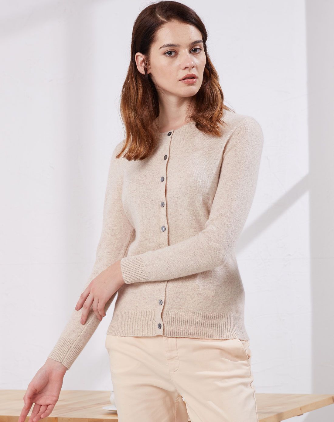 女士米色羊绒时尚经典圆领女开衫羊绒衫