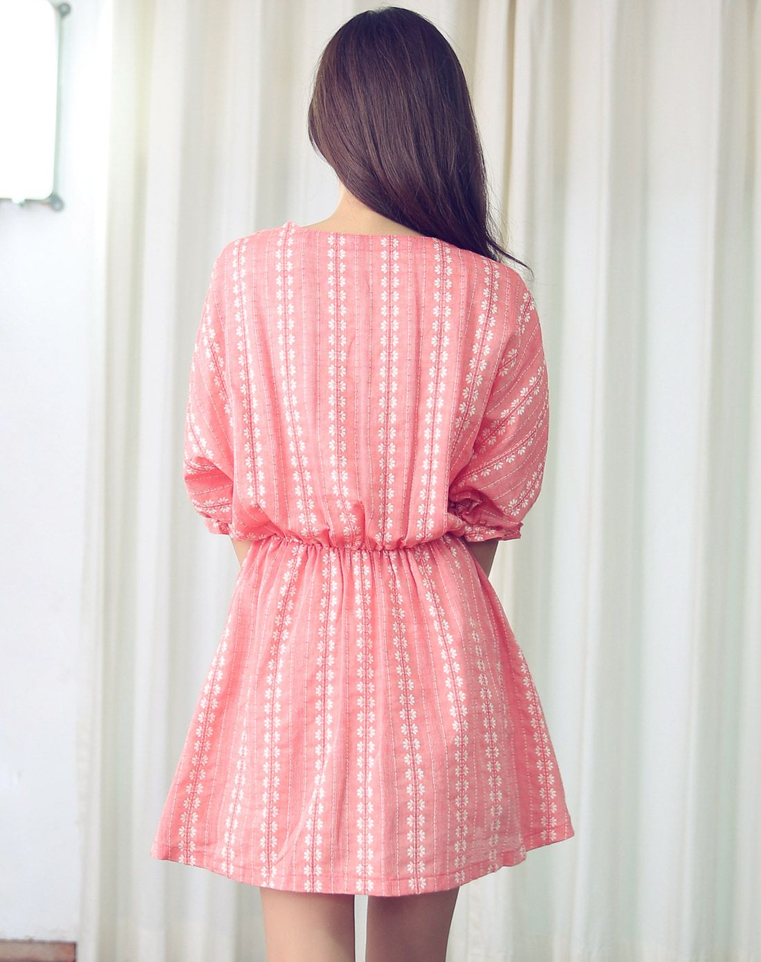 肉粉色五分袖连衣裙