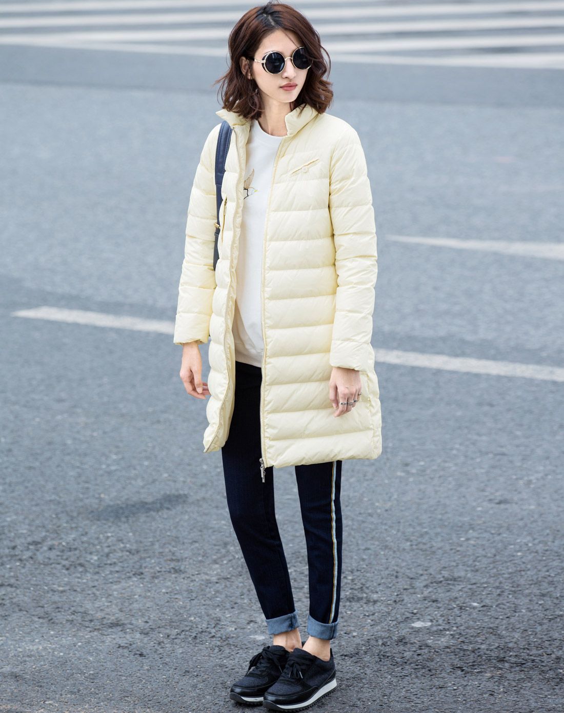 浅黄立领中长款羽绒服