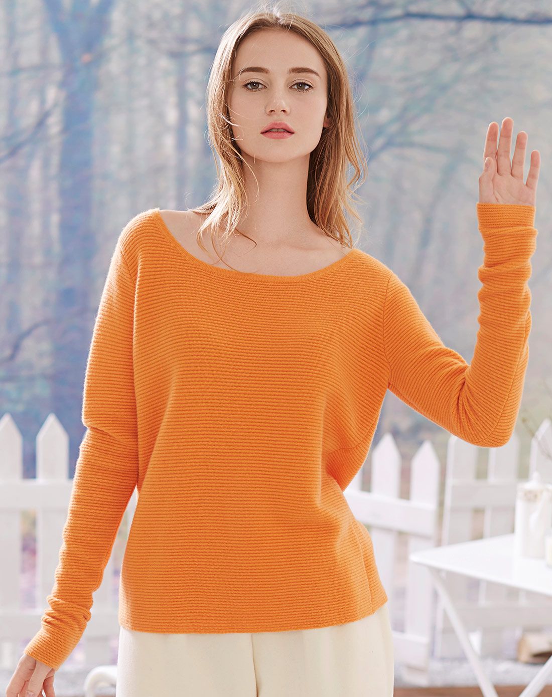 女蜜橙色山羊绒大圆领宽松套衫