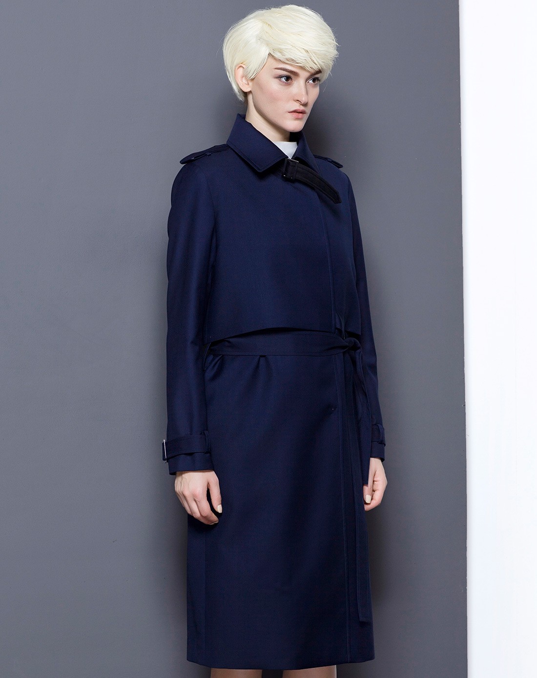 深蓝色大翻领系带外套