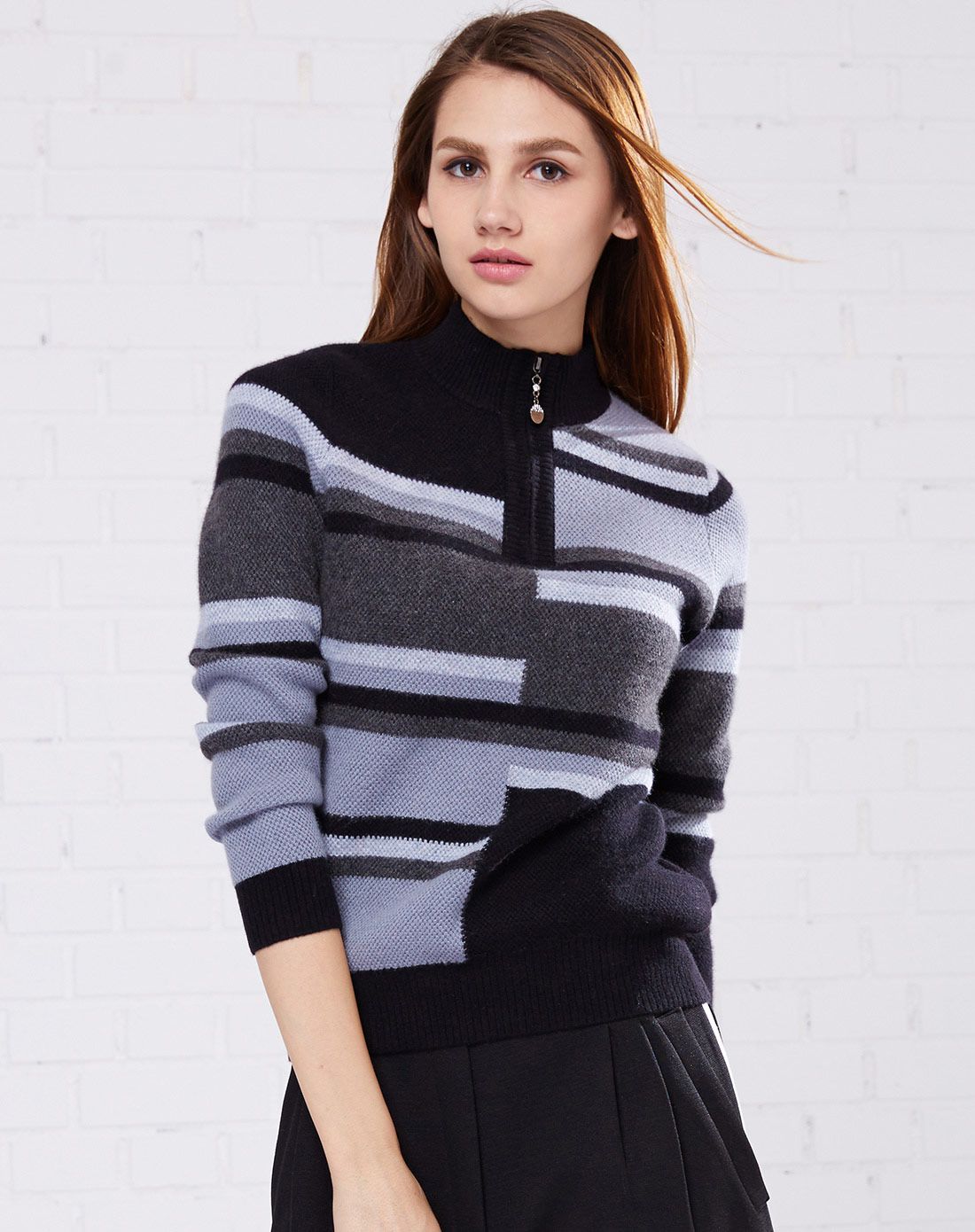 女士黑色羊绒时尚拉链女半高羊绒衫