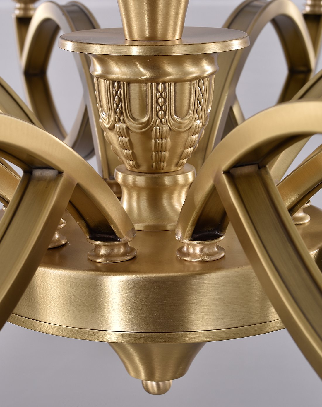 你还在为清洁全铜吊灯而烦恼吗?小编支招让家里的全铜灯瞬间恢复光亮