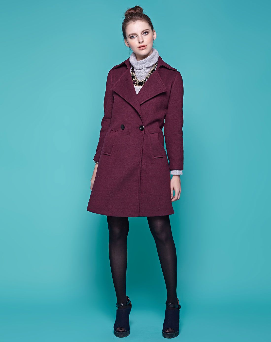 紫红色简约修身款大衣