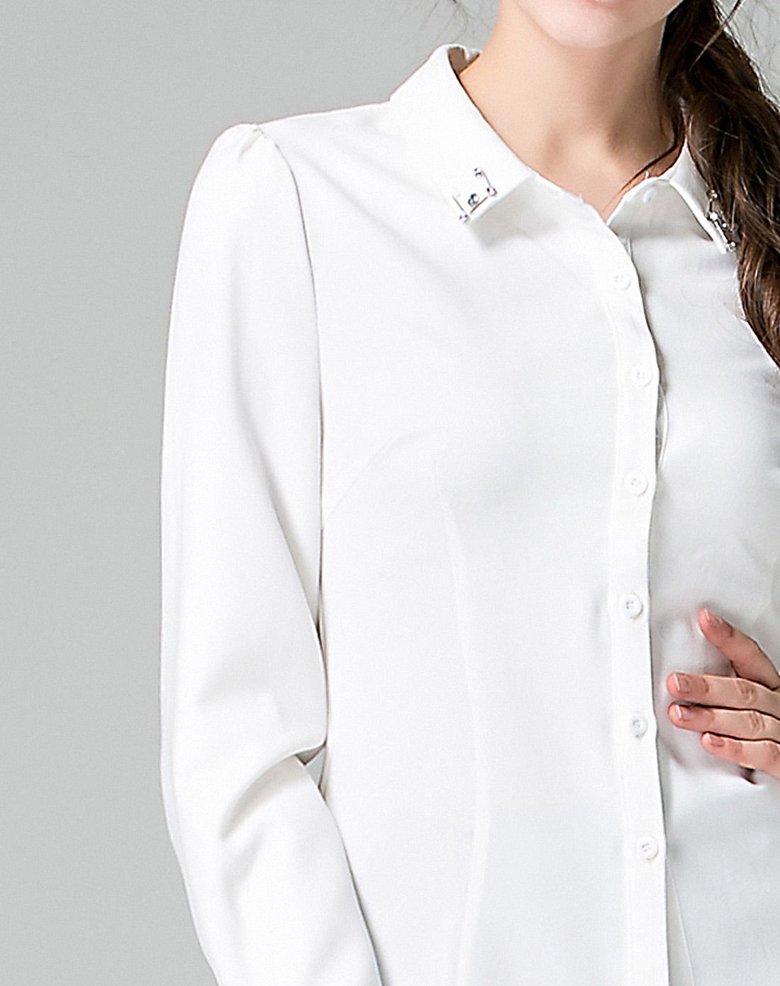 白色领子镶钻通勤衬衫