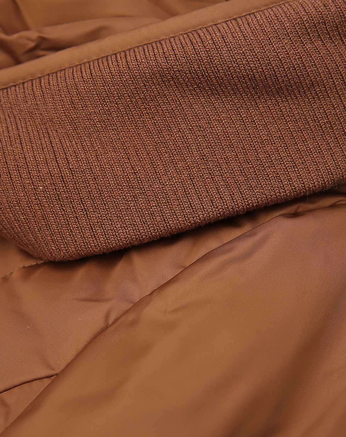 黄赤色时尚大方简约羽绒服