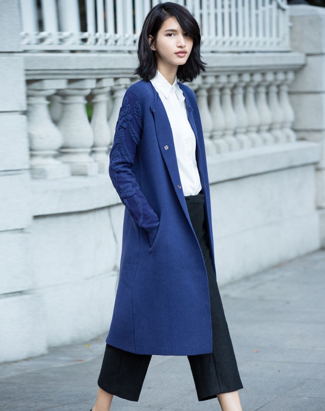 墨蓝圆领提花纹毛衣