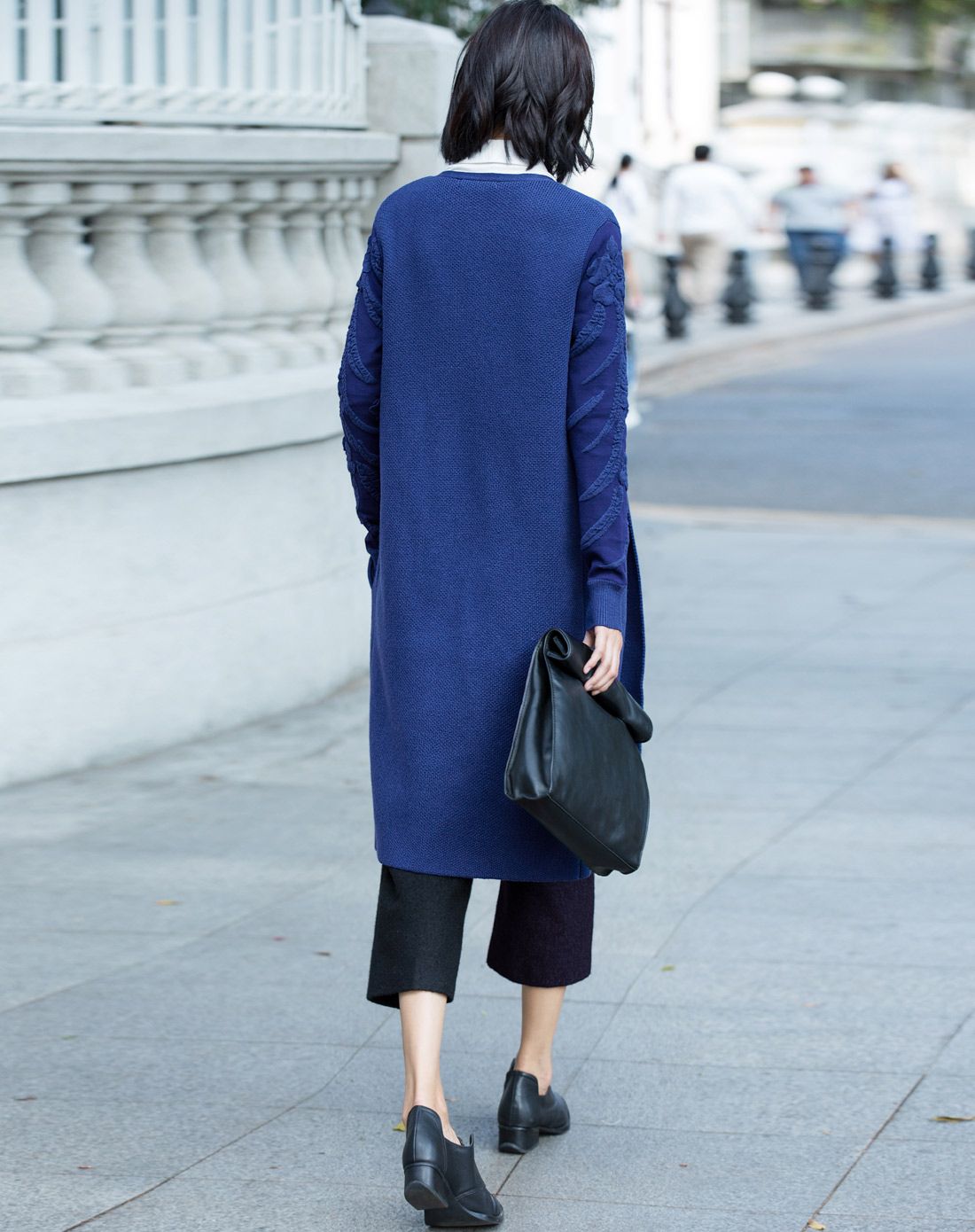 墨蓝圆领提花纹毛衣