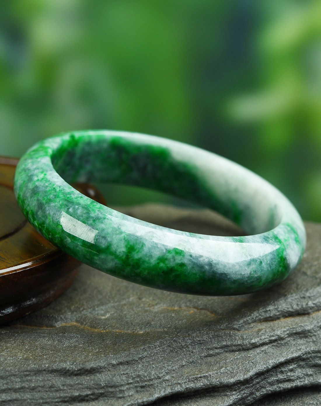 天然a货翡翠阳绿飘花玉手镯(附证书)