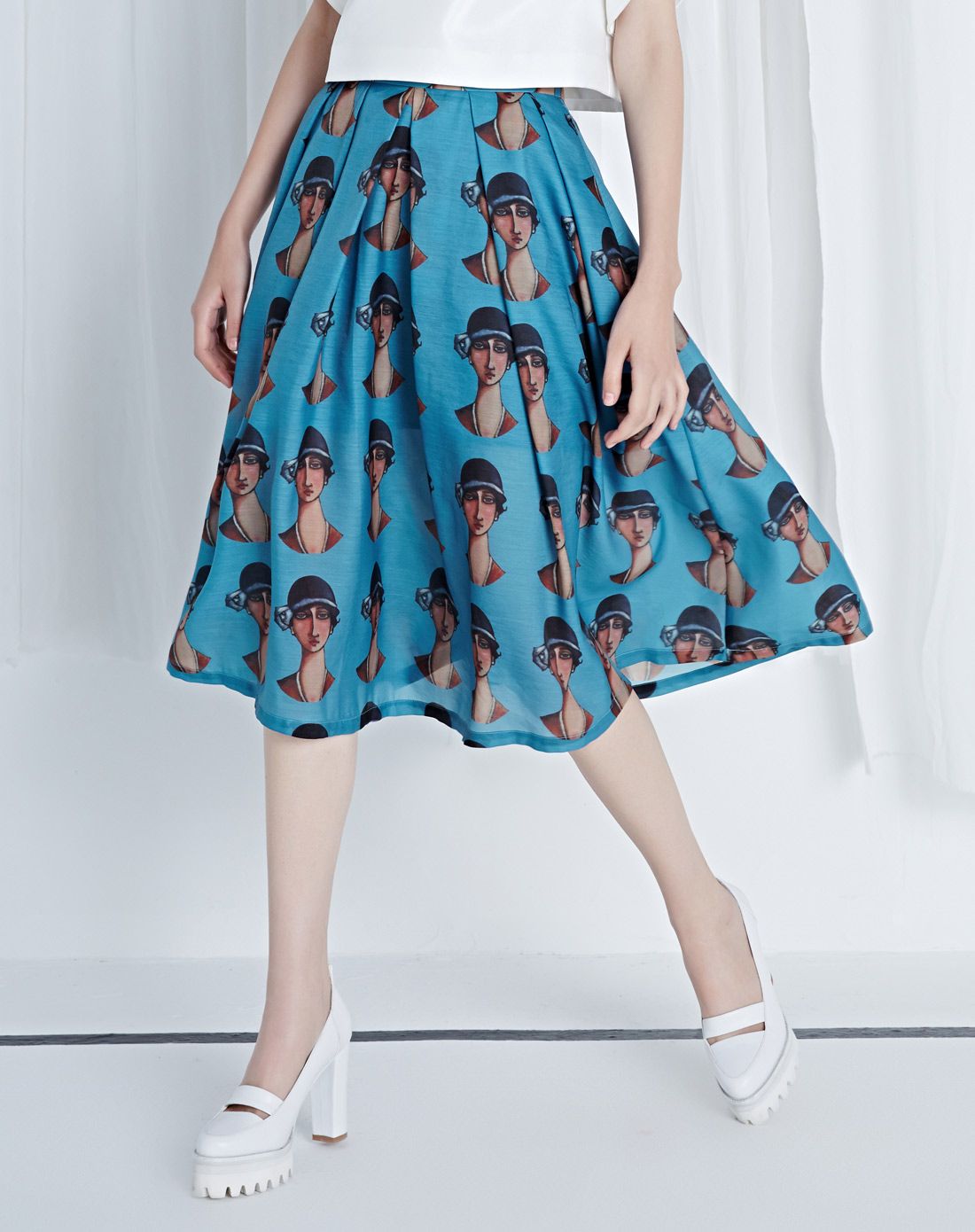 蓝色褶皱裙摆半身裙