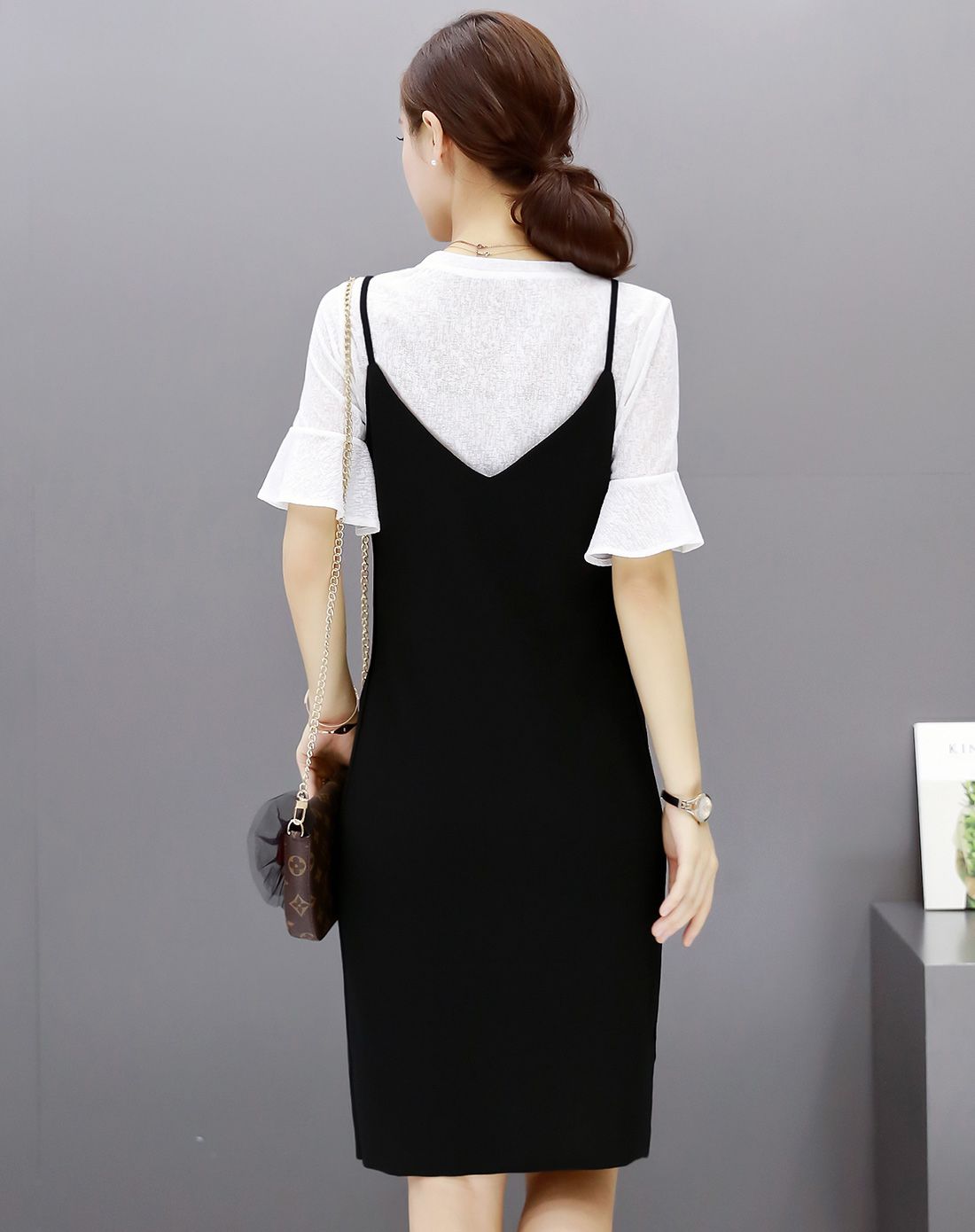 白色短袖圆领上衣 黑色吊带连衣裙套装