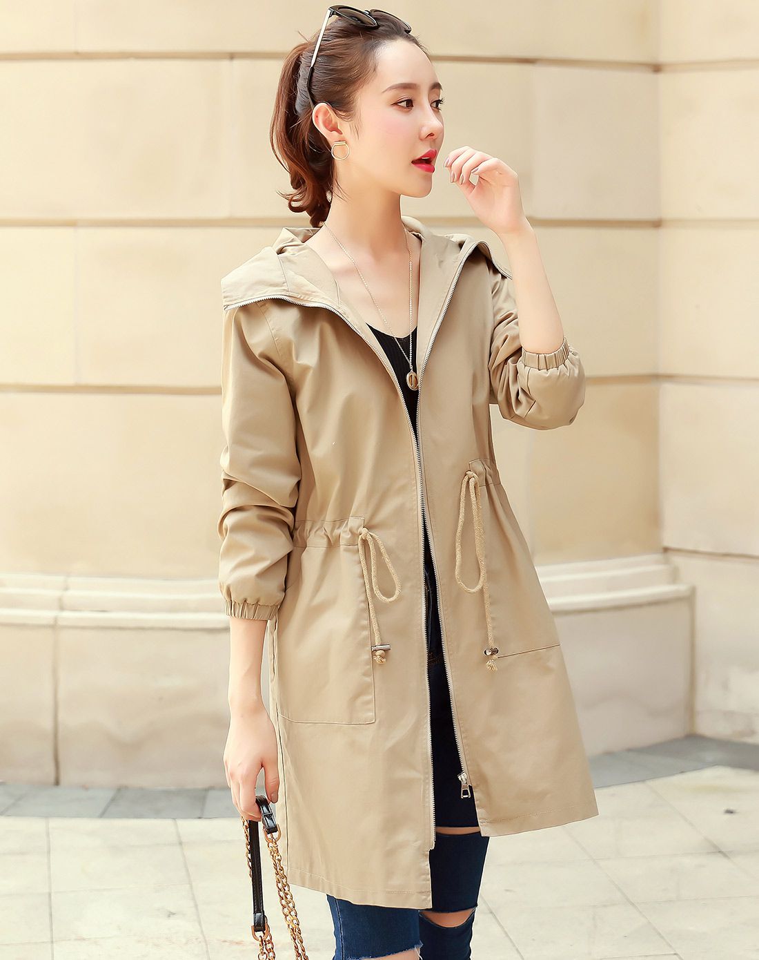 咖啡色连帽抽绳风衣
