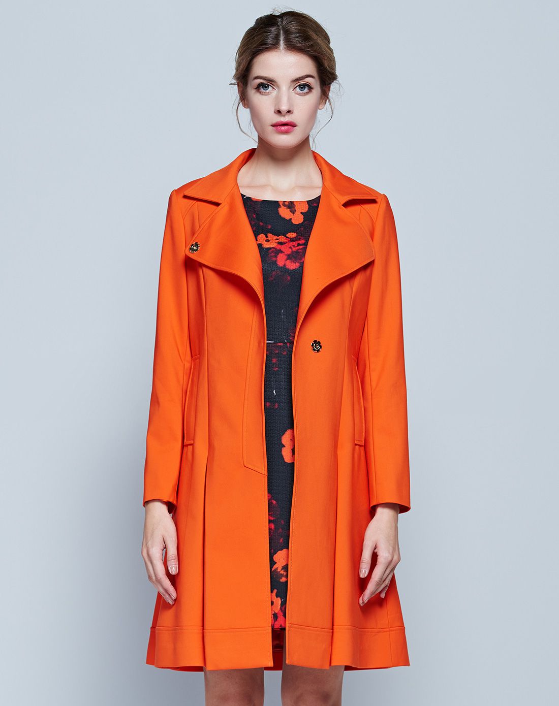 橘色摩登优雅气质风衣