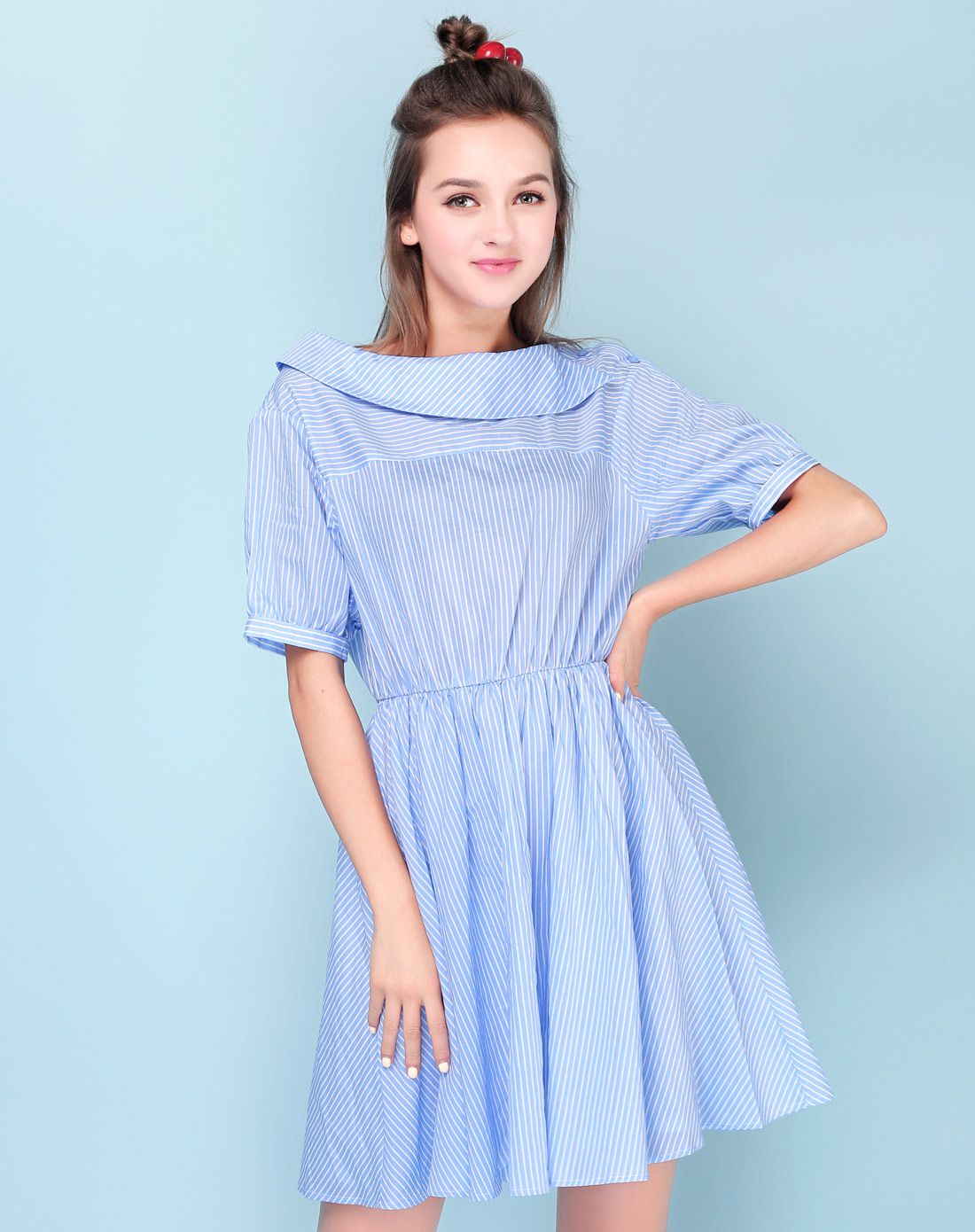 蓝白条清新条纹高腰一字领短袖连衣裙