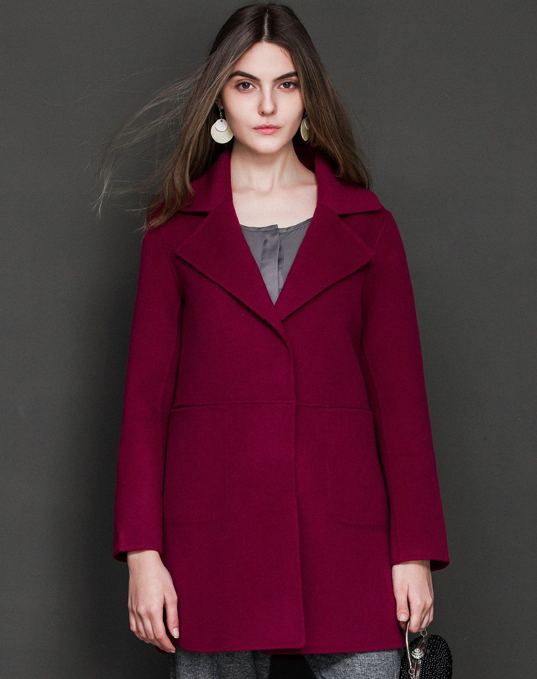 紫红色女式大衣