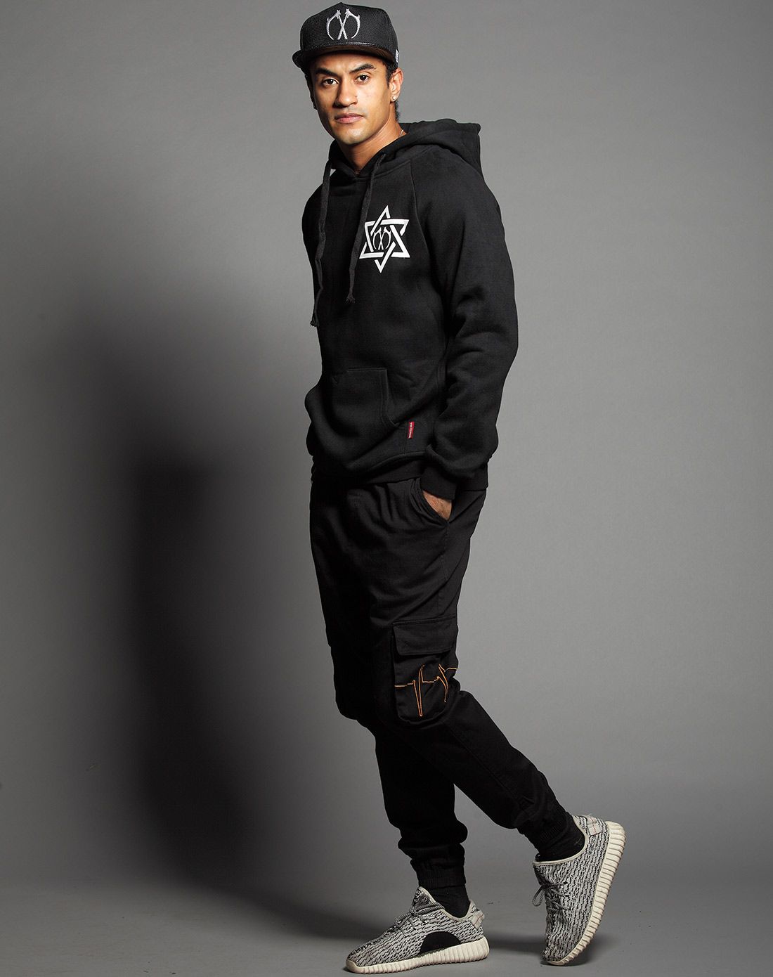 六芒星双刀logo连帽套头黑色抓绒卫衣