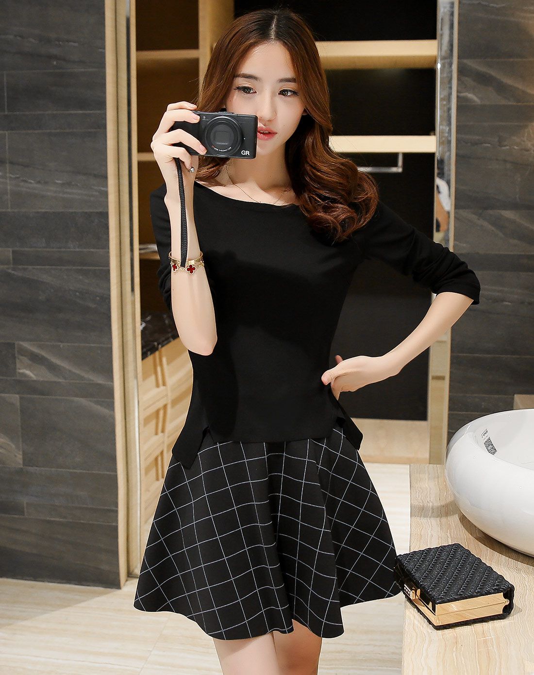 黑色圆领长袖上衣荷叶边伞裙套装