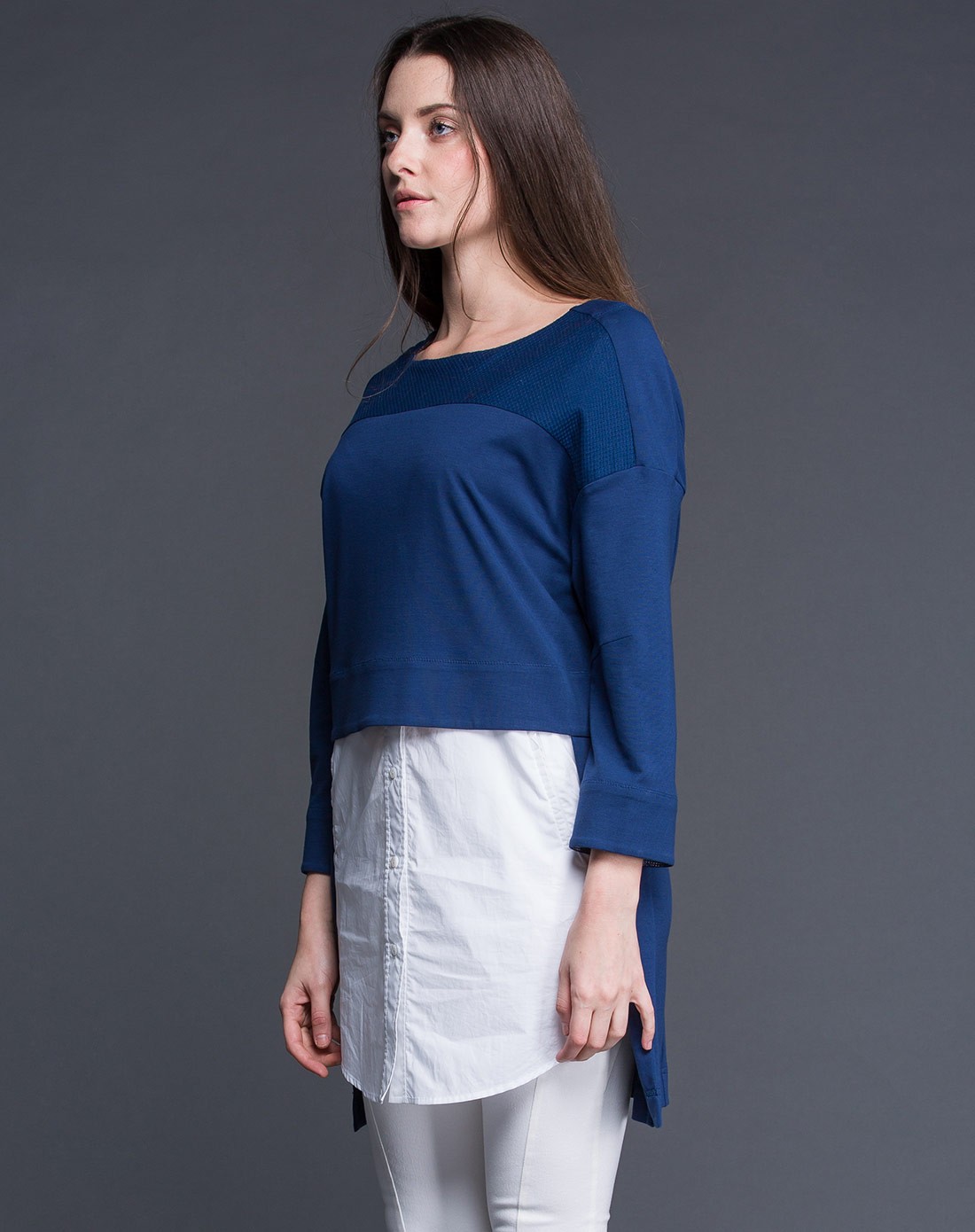 深蓝色撞色拼接落肩中长款上衣