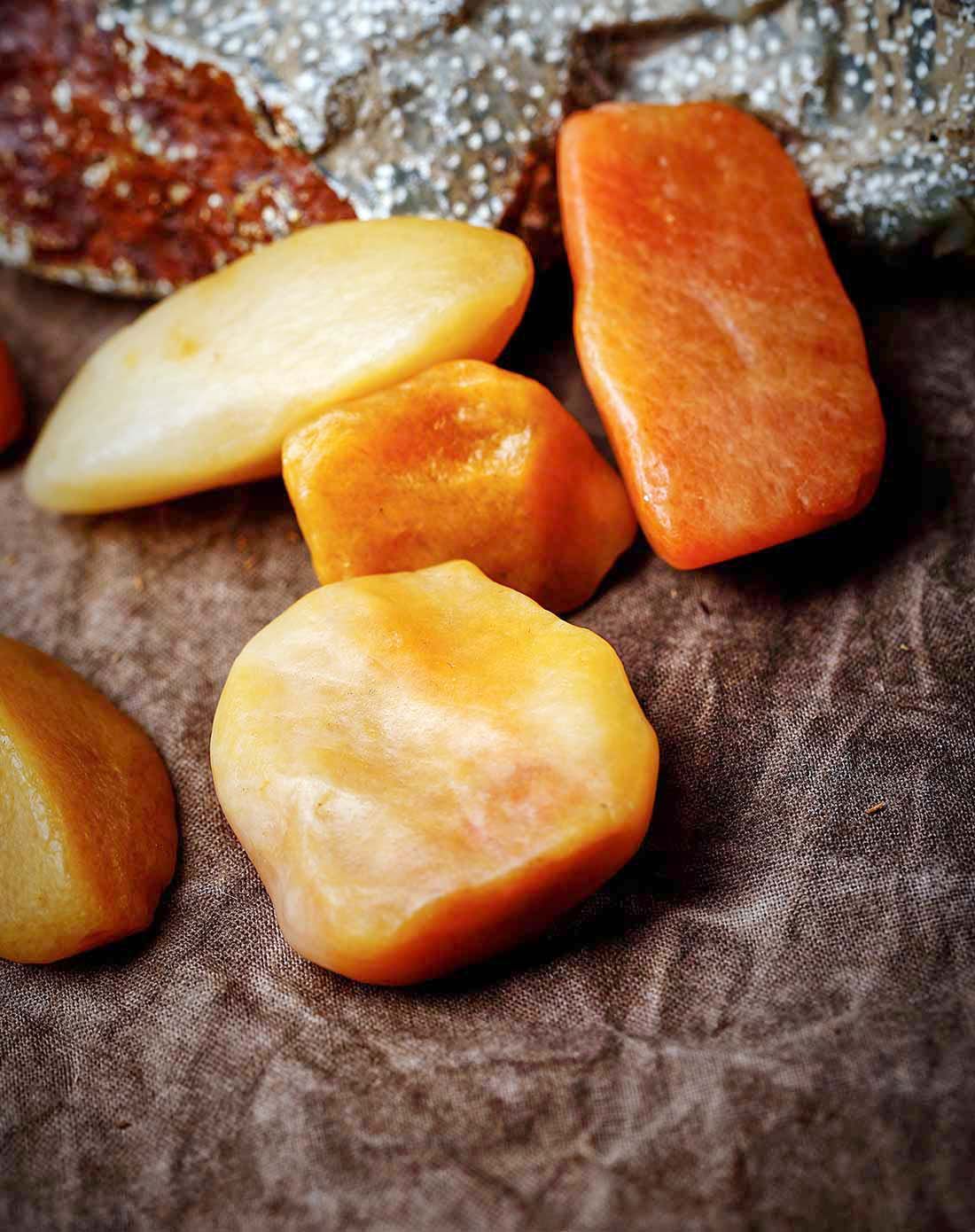 新疆.克拉玛依金丝玉全黄品原石(大)