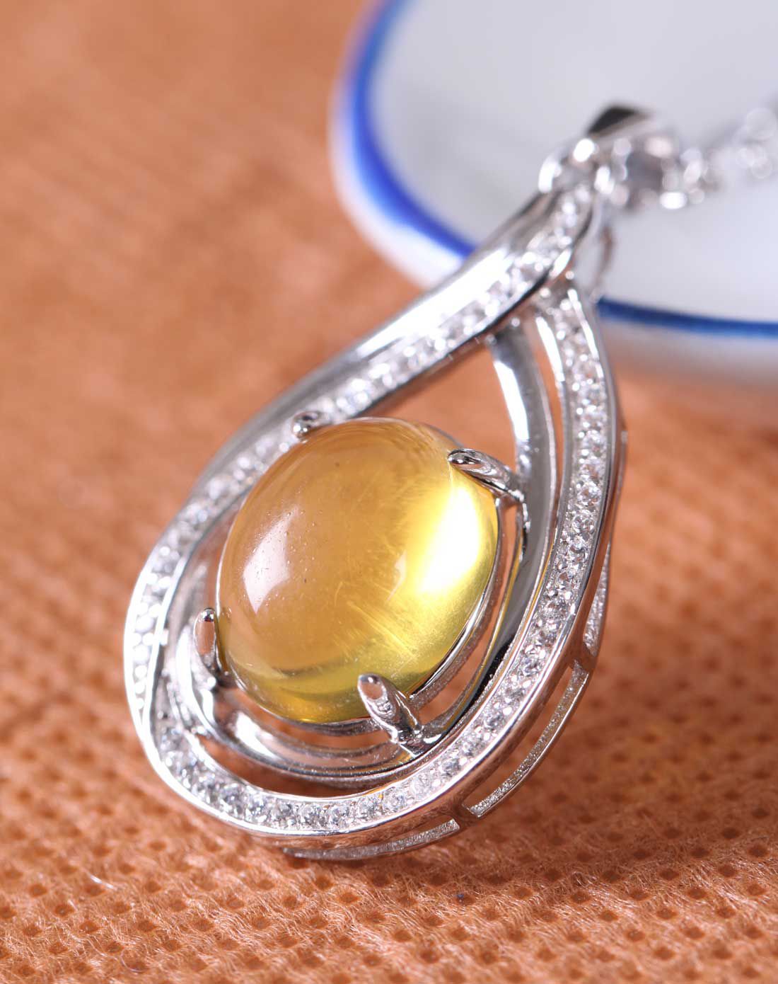 世玺仁合 精美水滴金珀吊坠