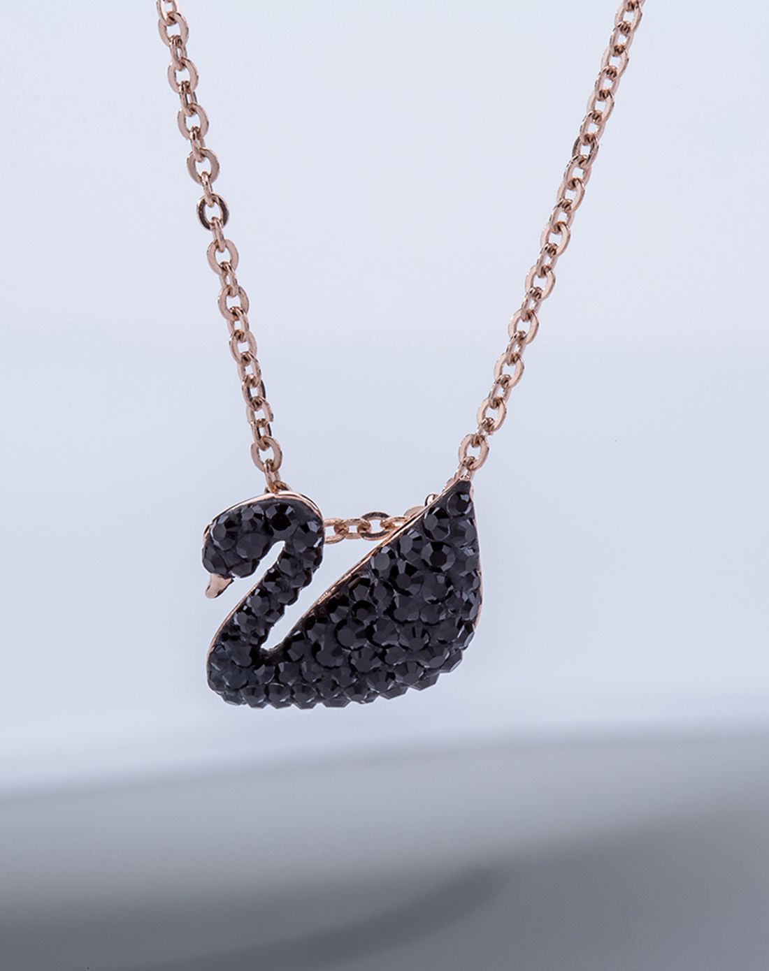 swarovski 经典黑天鹅项链