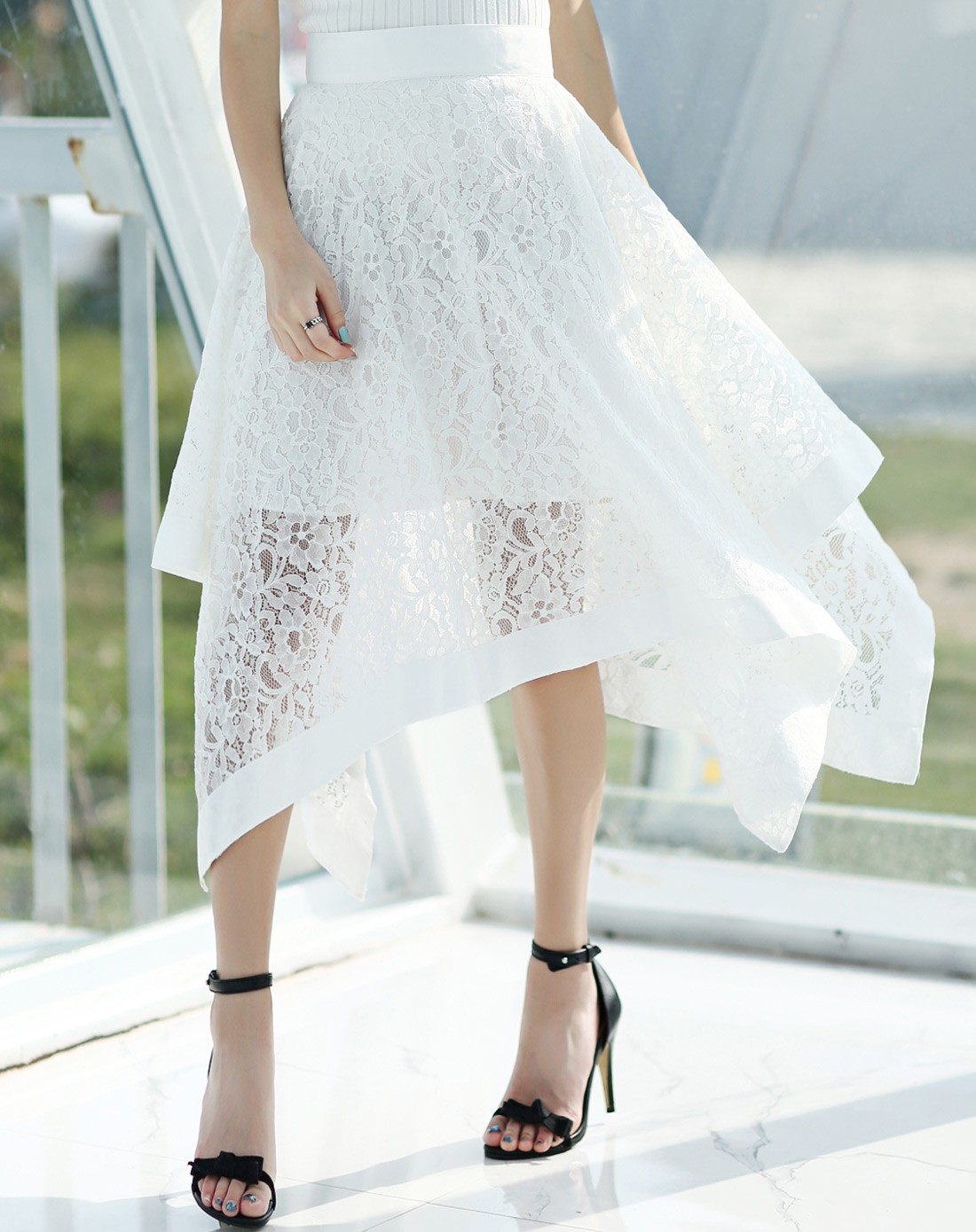 白色中腰蕾丝半身裙