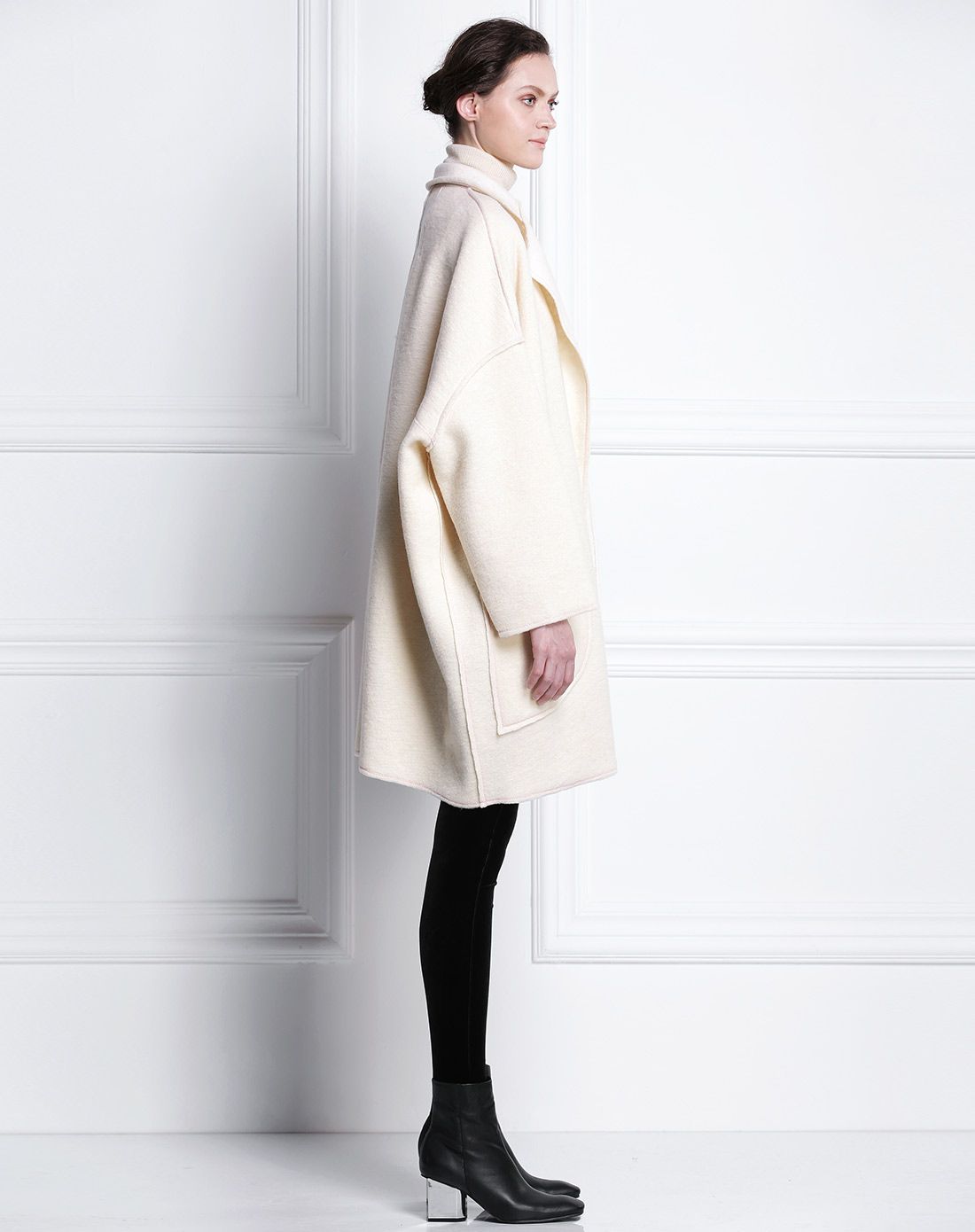 牛奶色大气人字纹压边针织呢大衣