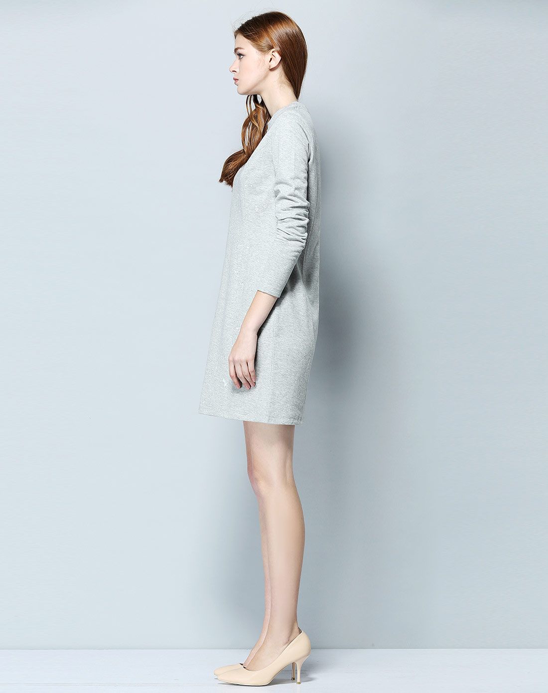 浅灰色绣花直身连衣裙