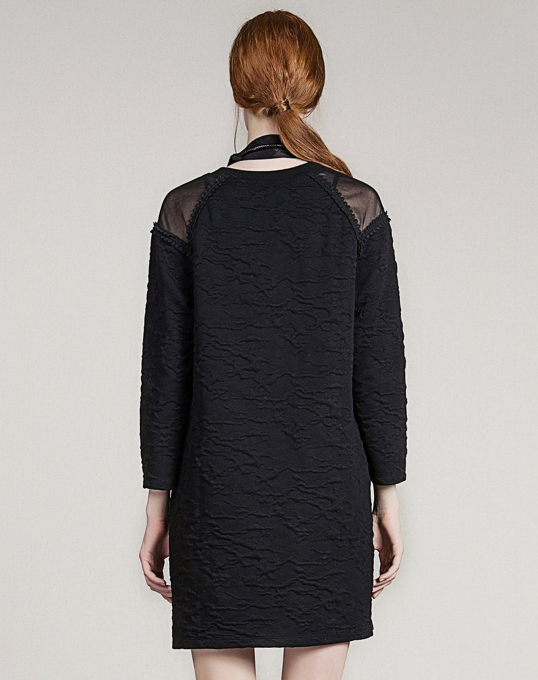 黑色针织肌理拼接欧根纱长袖连衣裙