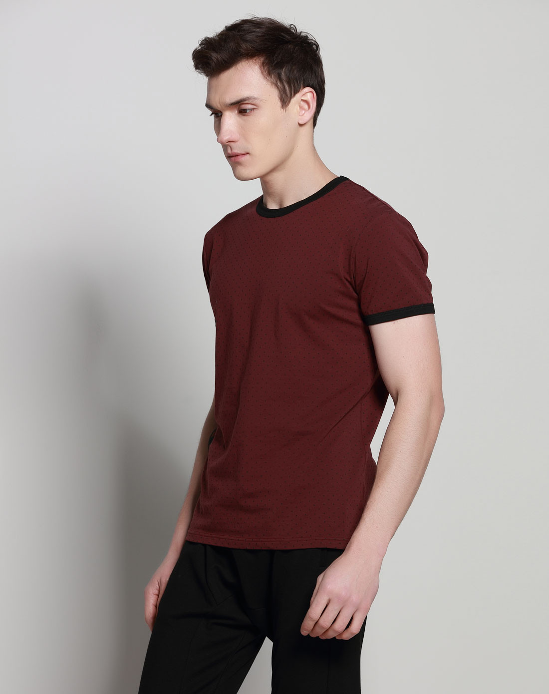 枣红色全身印花圆领短袖t恤