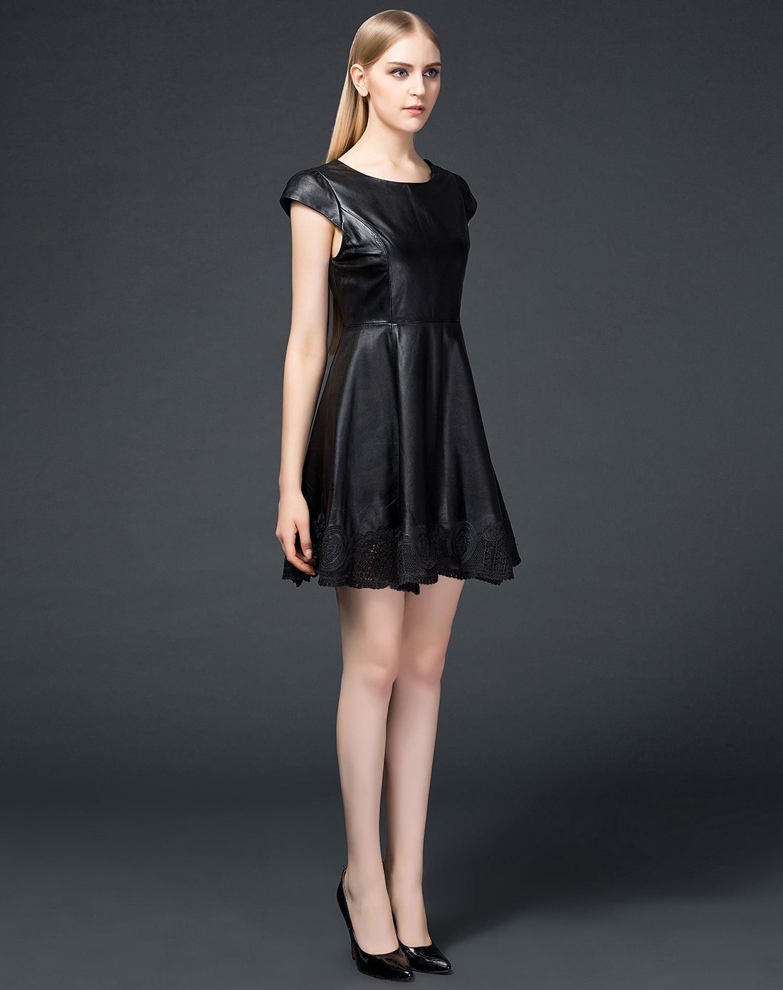 黑色盖肩修身皮连衣裙