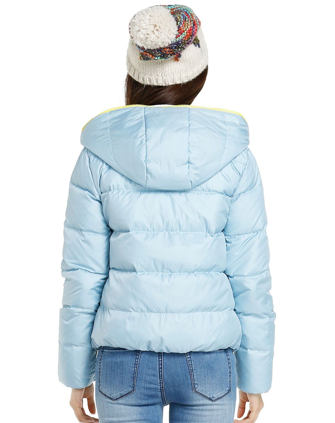 浅冰蓝色简约基本款连帽长袖羽绒服