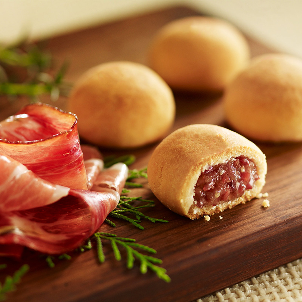 嘉华云腿月饼鲜花饼12枚礼袋云南特产传统糕点滇式火腿酥皮小饼