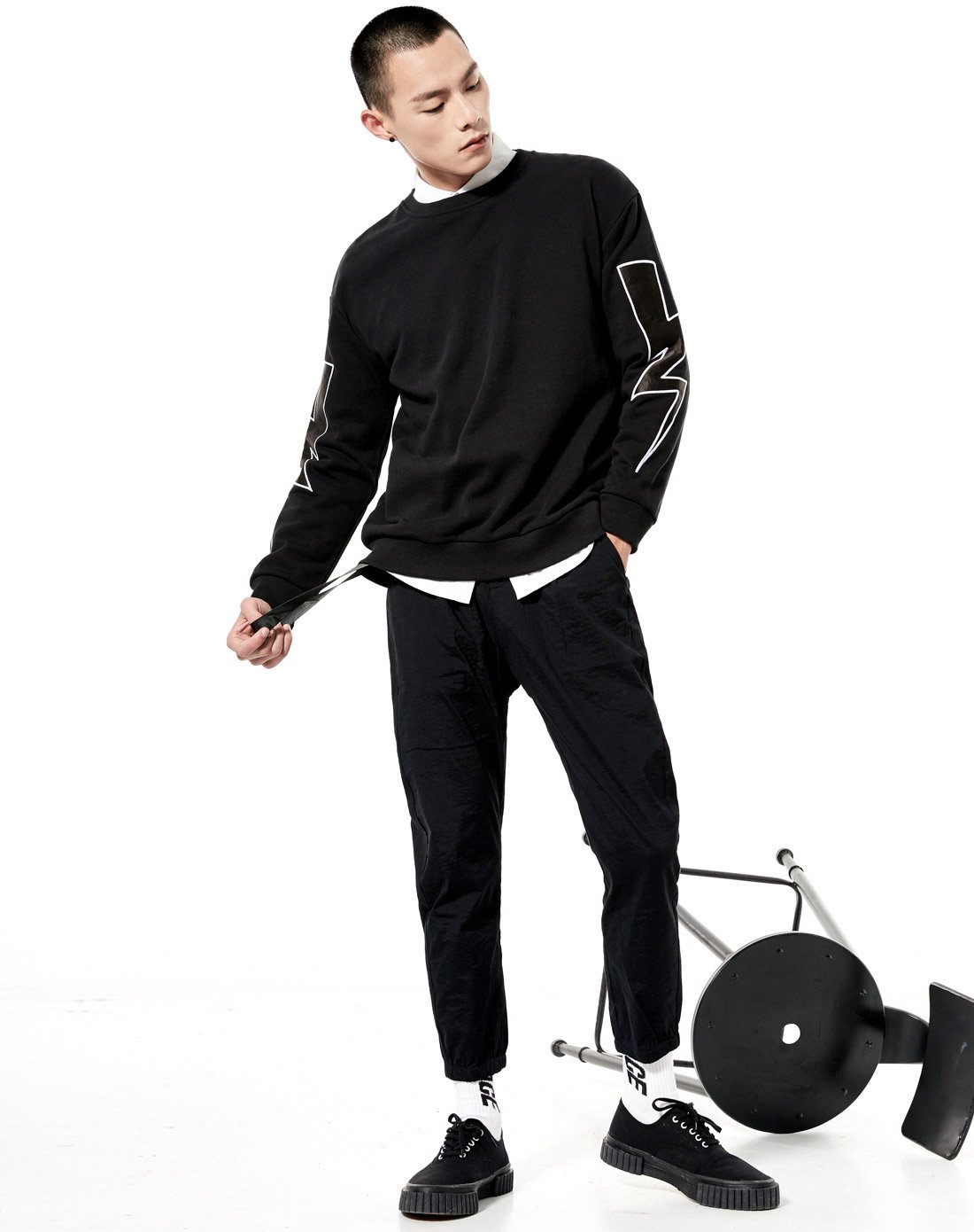 新款男装潮流简约时尚个性贴布落肩宽松套头卫衣