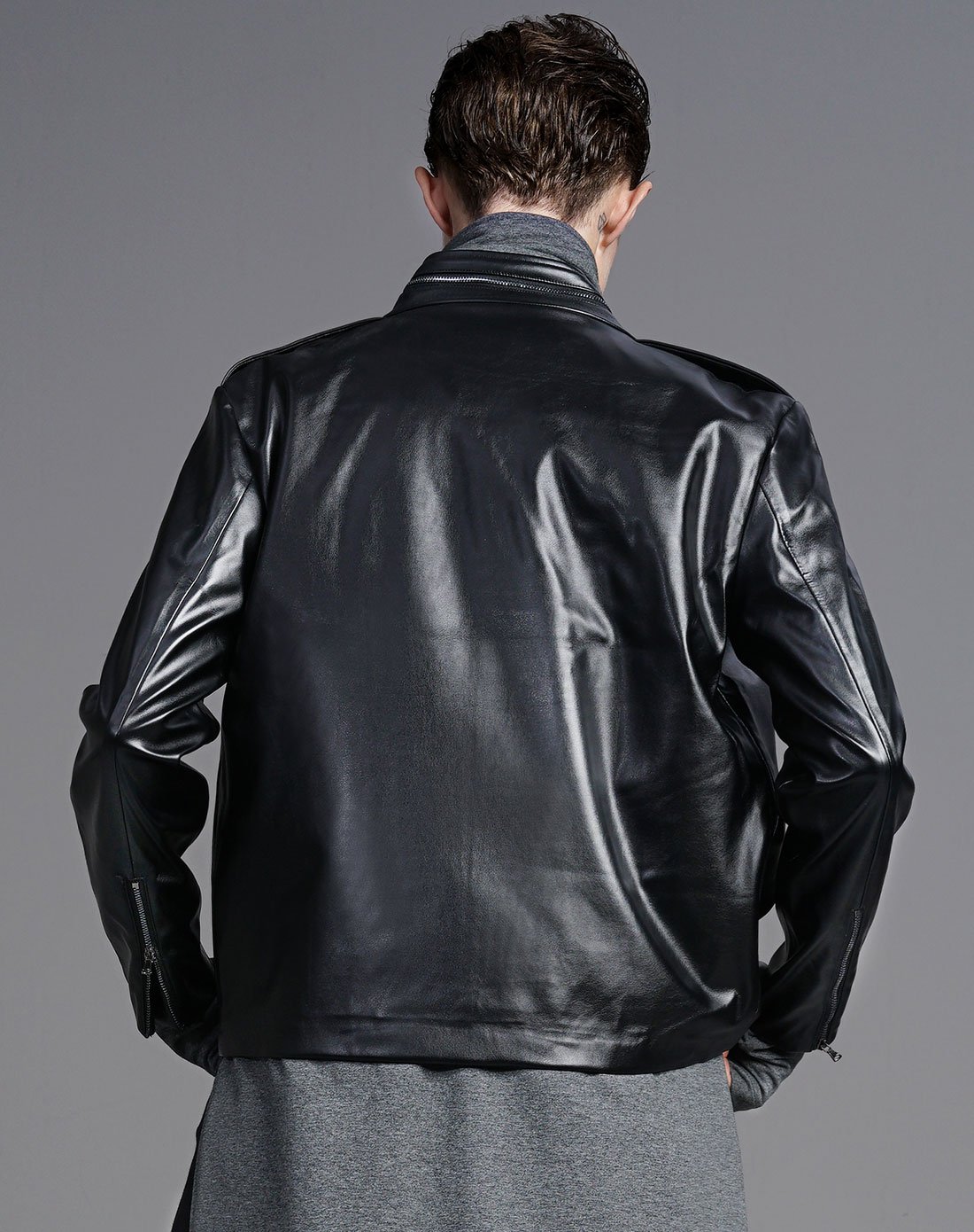 黑色翻领仿皮外套