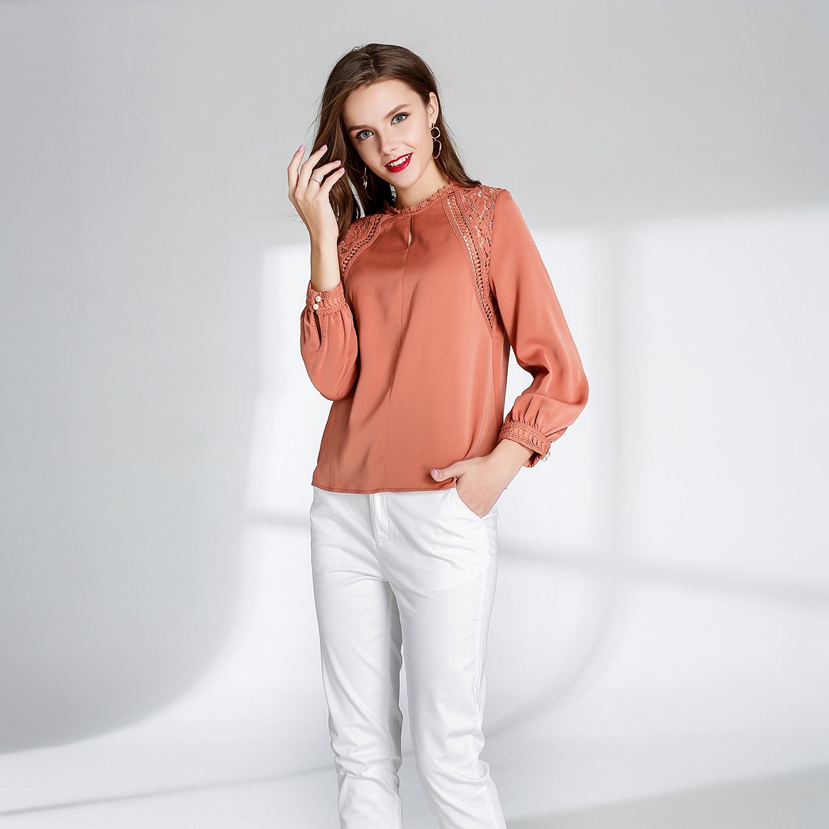 初秋时分-bailingzhijia女装-魅力绽放圆领蕾丝拼接珍珠袖口气质长袖