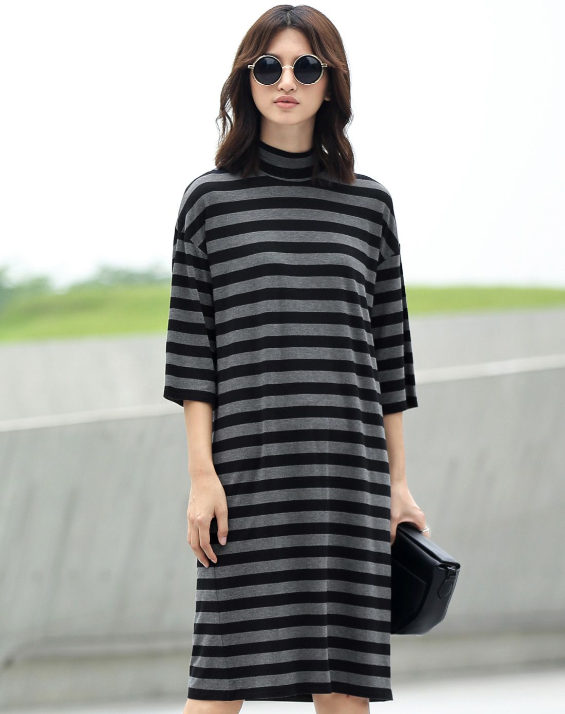 黑 白条纹落肩袖弹性连衣裙