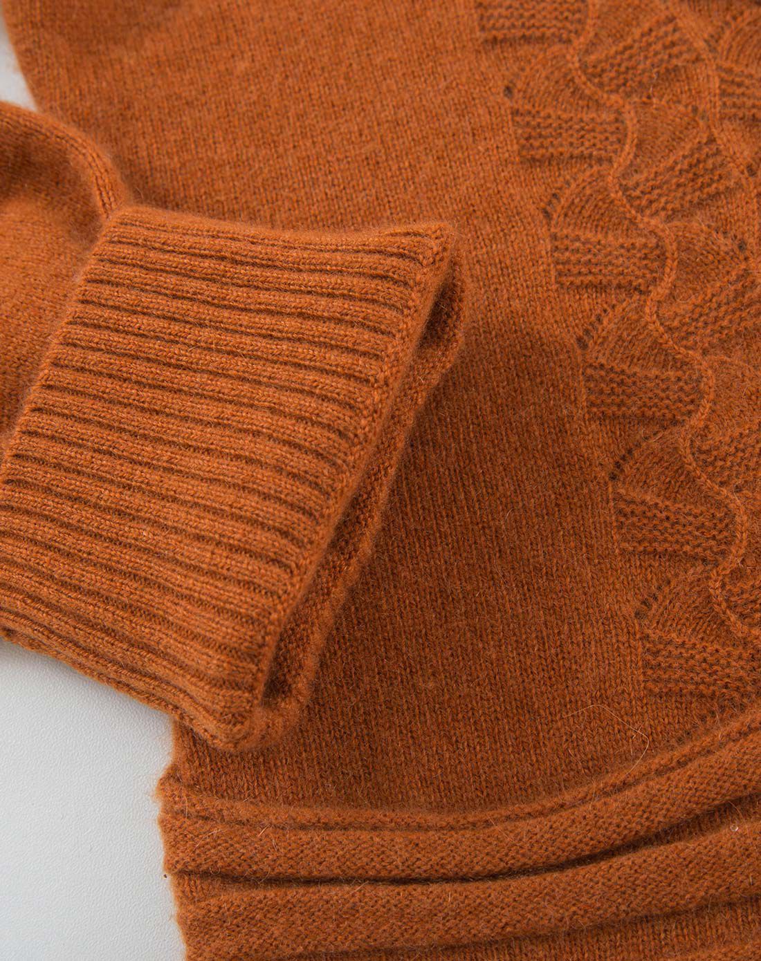 红棕色v领绞花羊绒衫