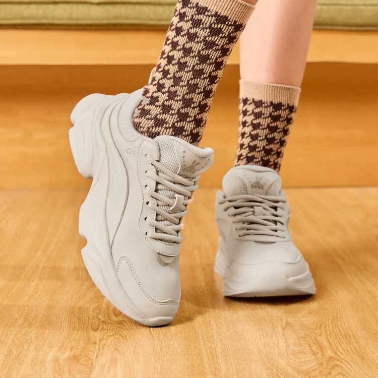 ���Ƕ��� �����á��ϵ�ЬŮ��ʱ�г����˶�����Ь�ٴ���ŮЬ�㻺���˶�Ь��