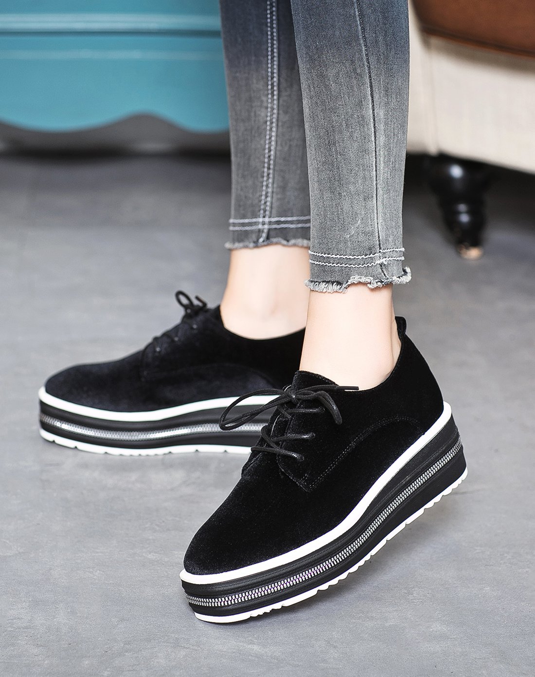 女款创意拉链休闲松糕鞋黑色