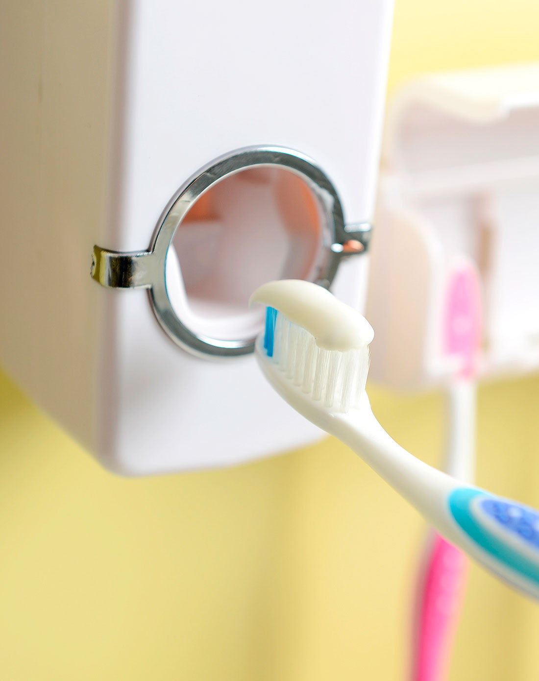 白色自动牙膏挤压器