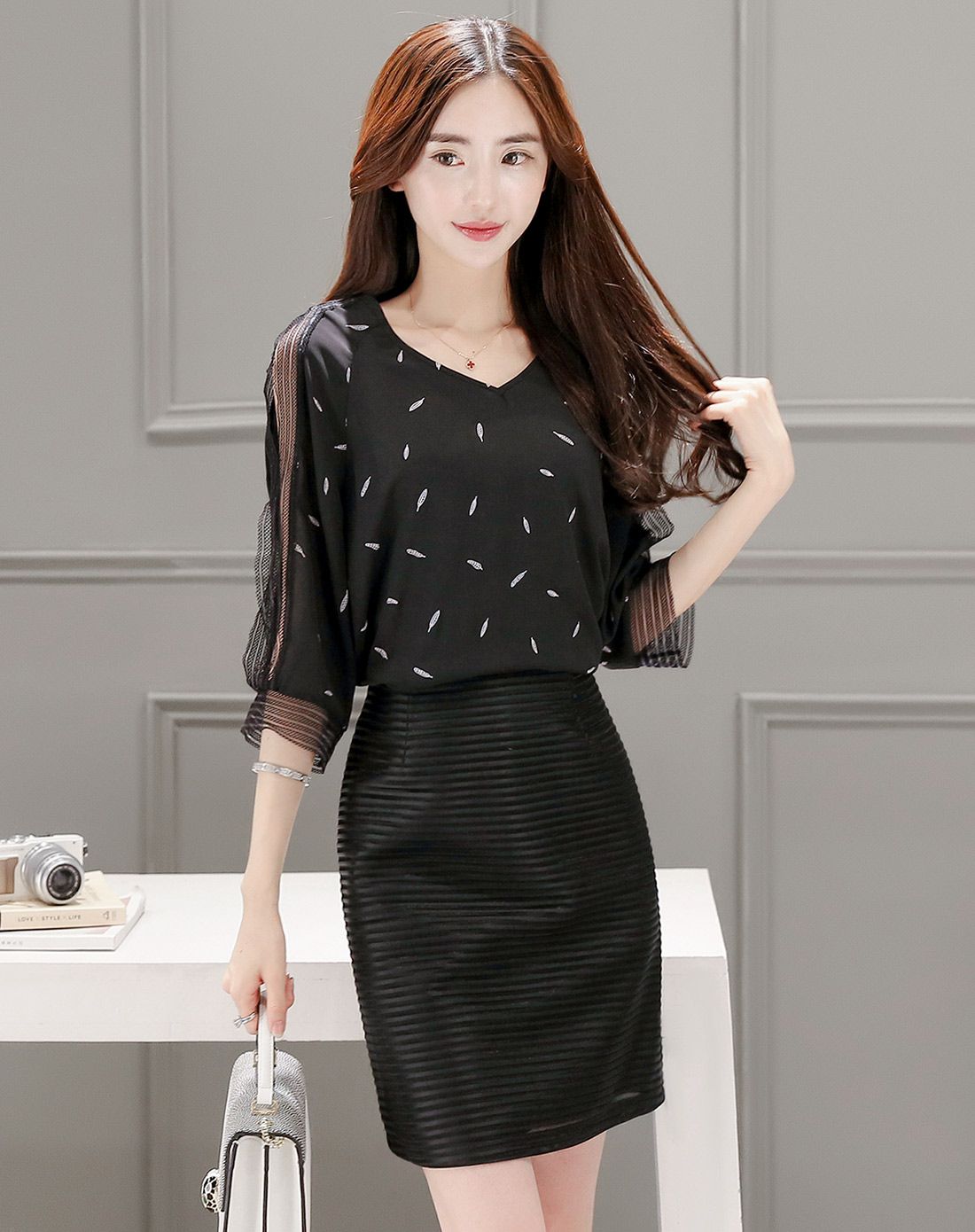 黑色圆领雪纺衫配半裙套装