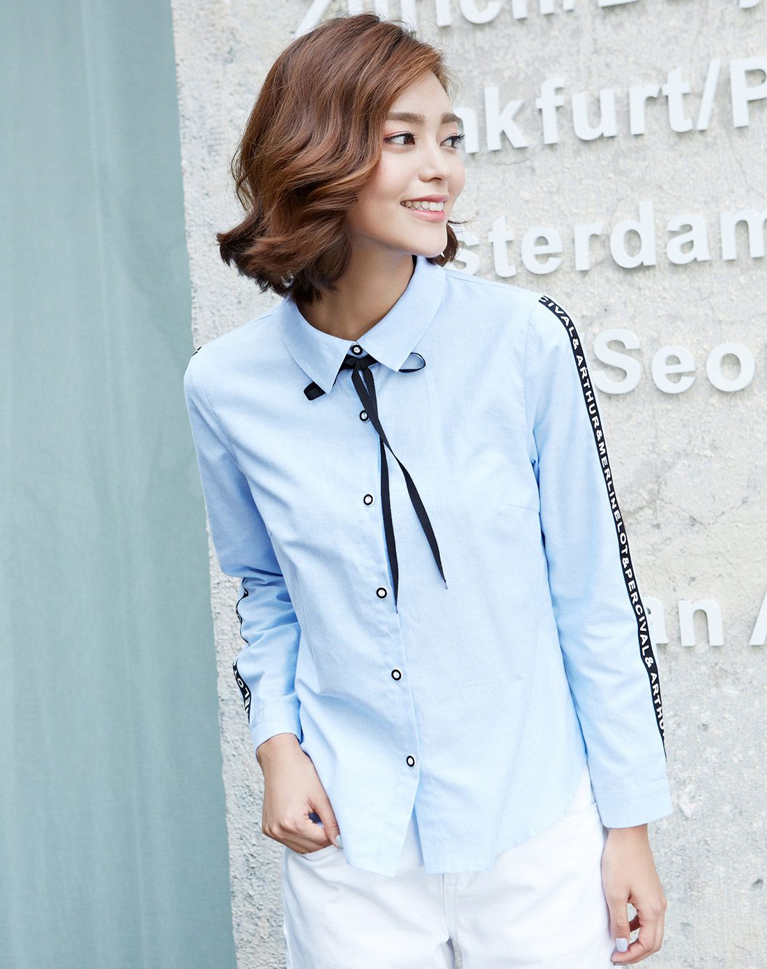 浅蓝色时尚打领结长袖衬衫
