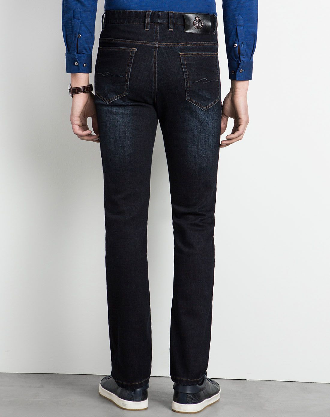 蓝黑色挺括硬朗长绒棉洗水磨砂原色牛仔裤