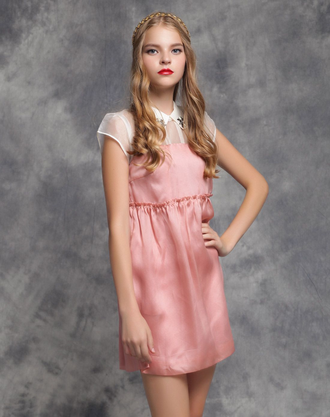 粉色娃娃款领口水钻桑蚕丝欧根纱连衣裙