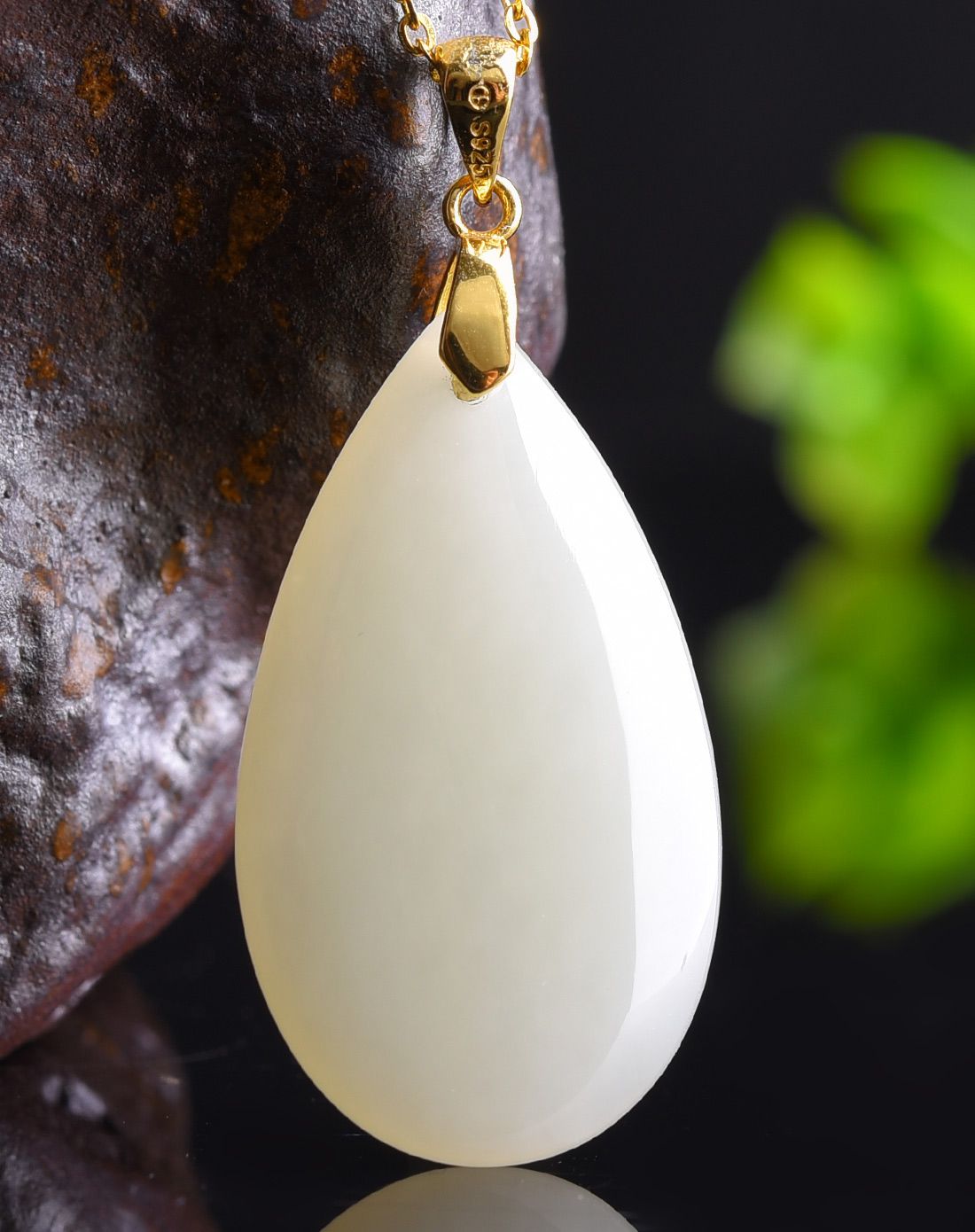 一品翠 天然和田玉白润水滴形吊坠